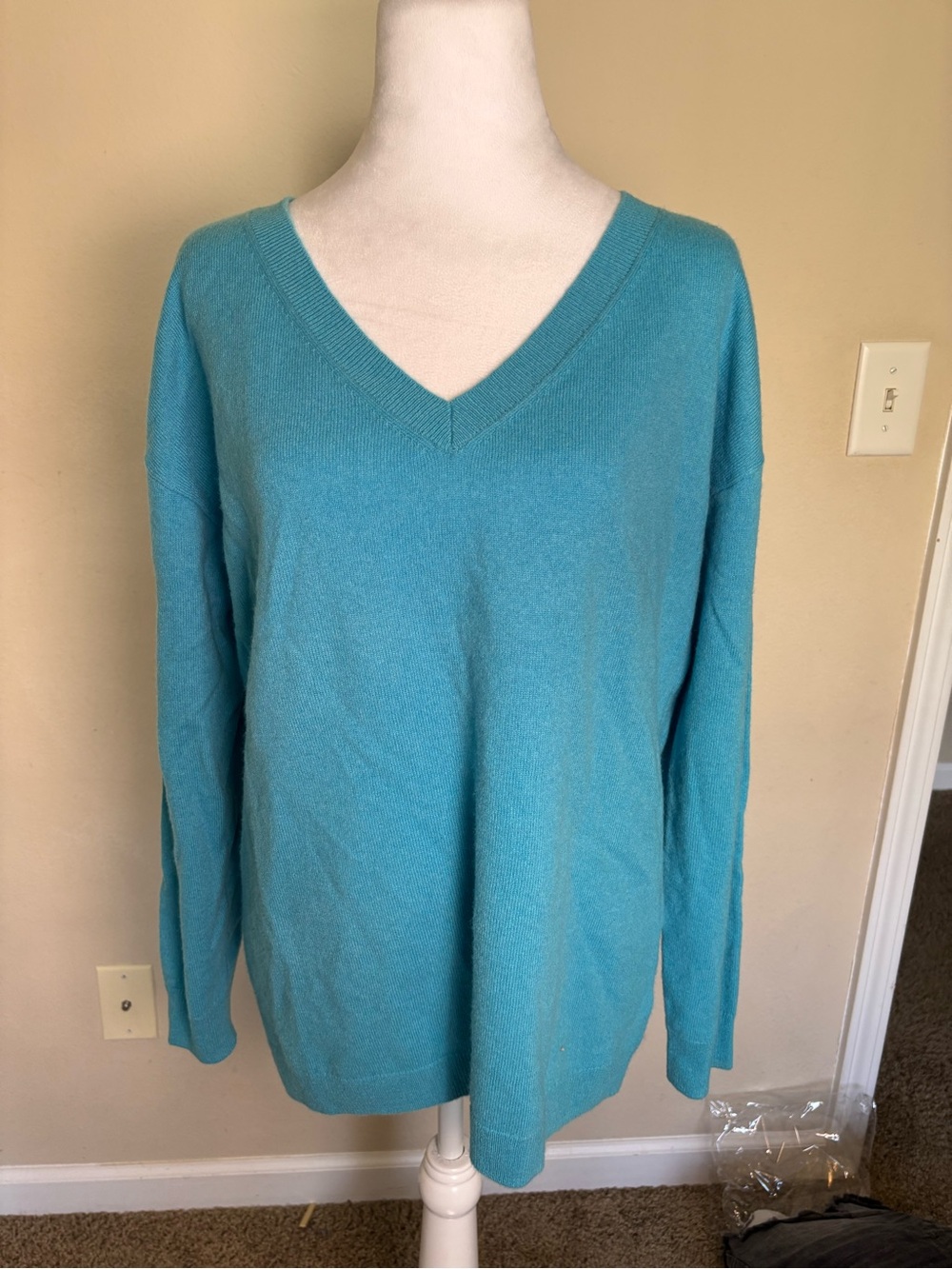 Talbots Blue 100% Cashmere Knit V-Neck Ribbed Trim Pullover Sweater L - Picture 2 of 8